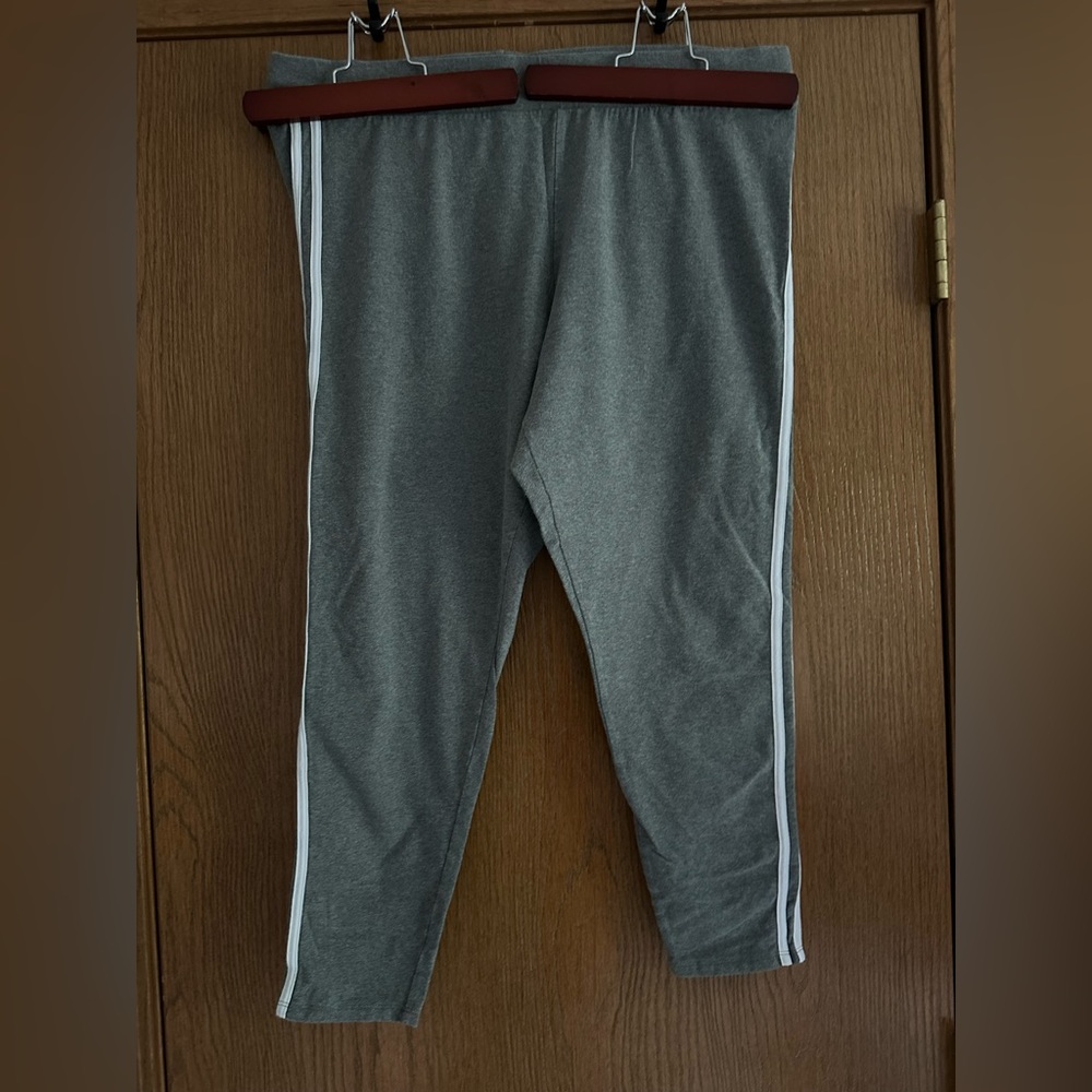 Torrid leggings size 3 gray with double white stripe